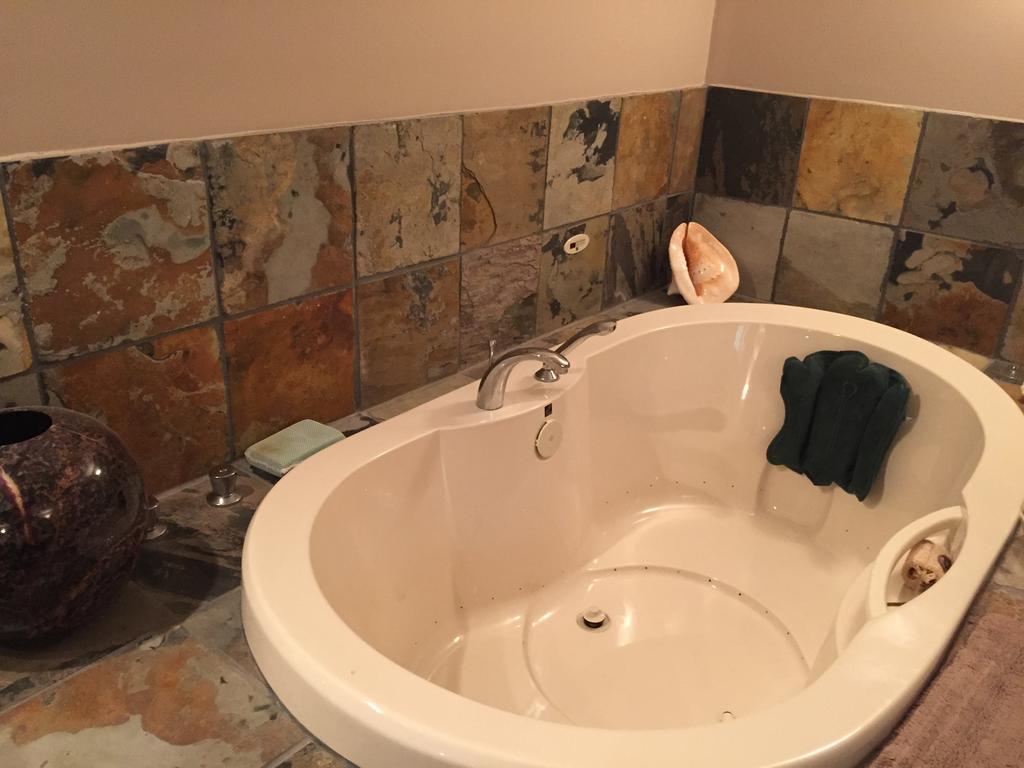 Mediterranean Edmonton B&B Стая снимка